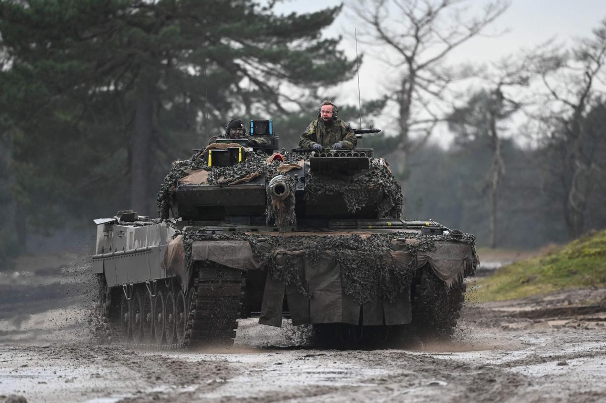 El ministro de Defensa alemán, Boris Pistorius en unas maniobras militares para conocer el tanque Leopard 2