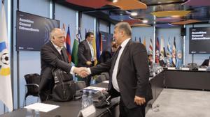 Saludo entre Tebas y Laporta en la Asamblea de La Liga