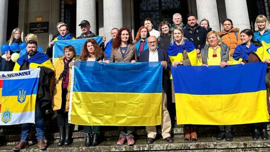 Losada (c.) con los colectivos ucranios.