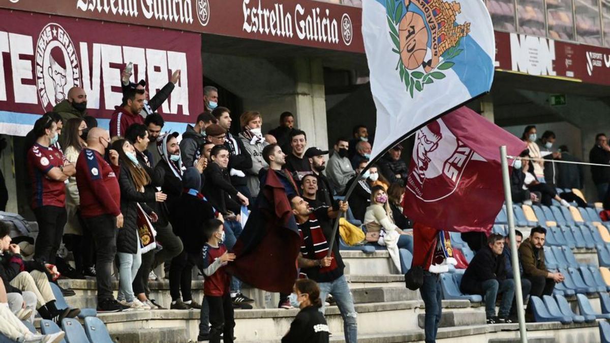 Aficionados en el Fondo Norte de Pasarón. |  // RAFA VÁZQUEZ