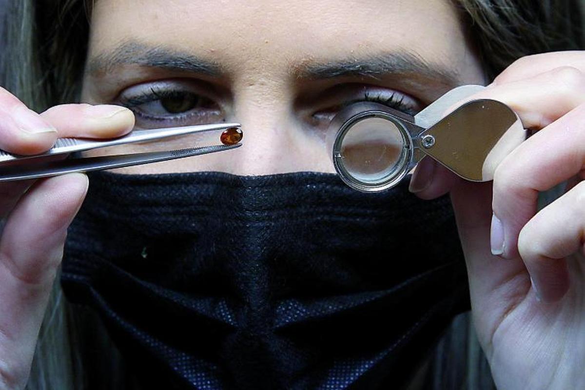 LOS TRABAJOS ARTESANALES CONVIVEN HOY EN  DÍA CON EL USO DE LAS NUEVAS TECNOLOGÍAS.