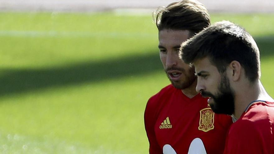 Piqué y Ramos, en el entrenamiento de este miércoles de España.