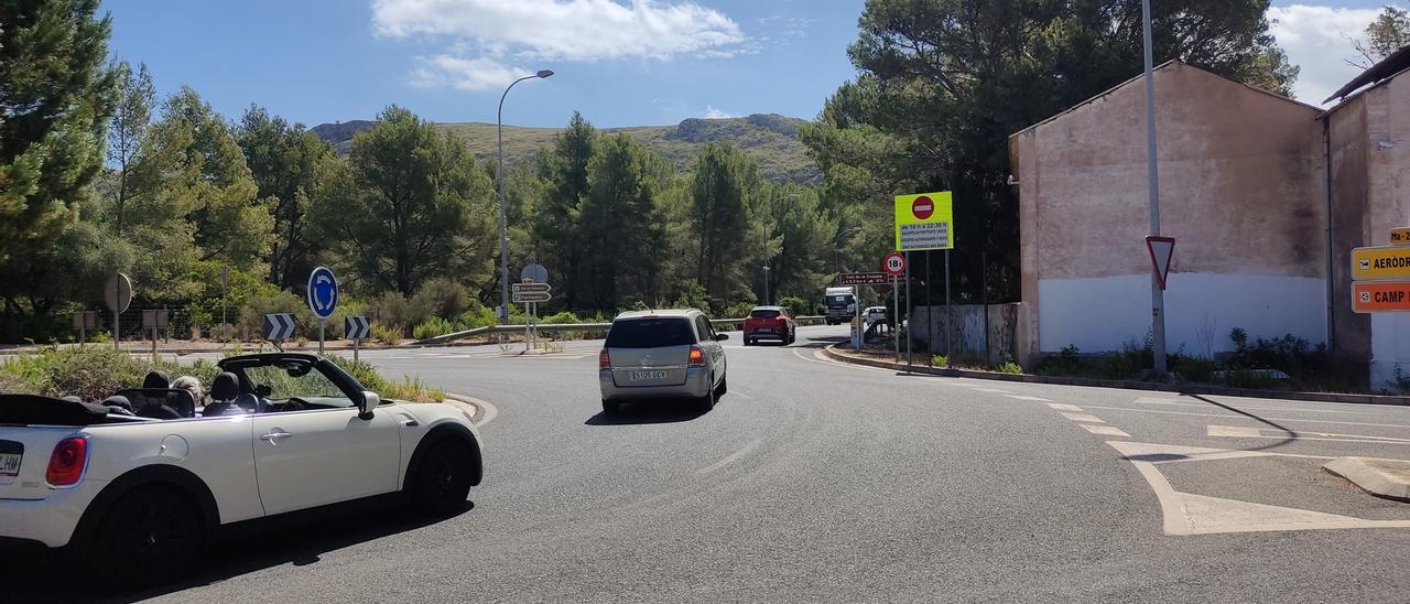 Vehículos acceden a la carretera de Formentor este mediodía a pesar de las señales de prohibido el paso.