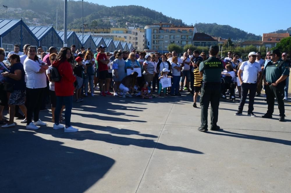 Vecinos de Ons se concentran en el puerto de Bueu para reclamar un acceso libre a la isla