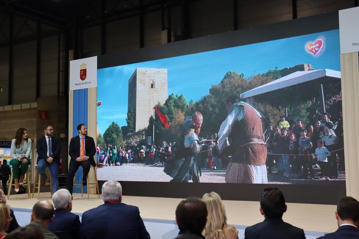 El alcalde, Diego José Mateos, y el vicealcalde y concejal de Turismo, Francisco Morales, durante la presentación de las Fiestas de San Clemente en Fitur