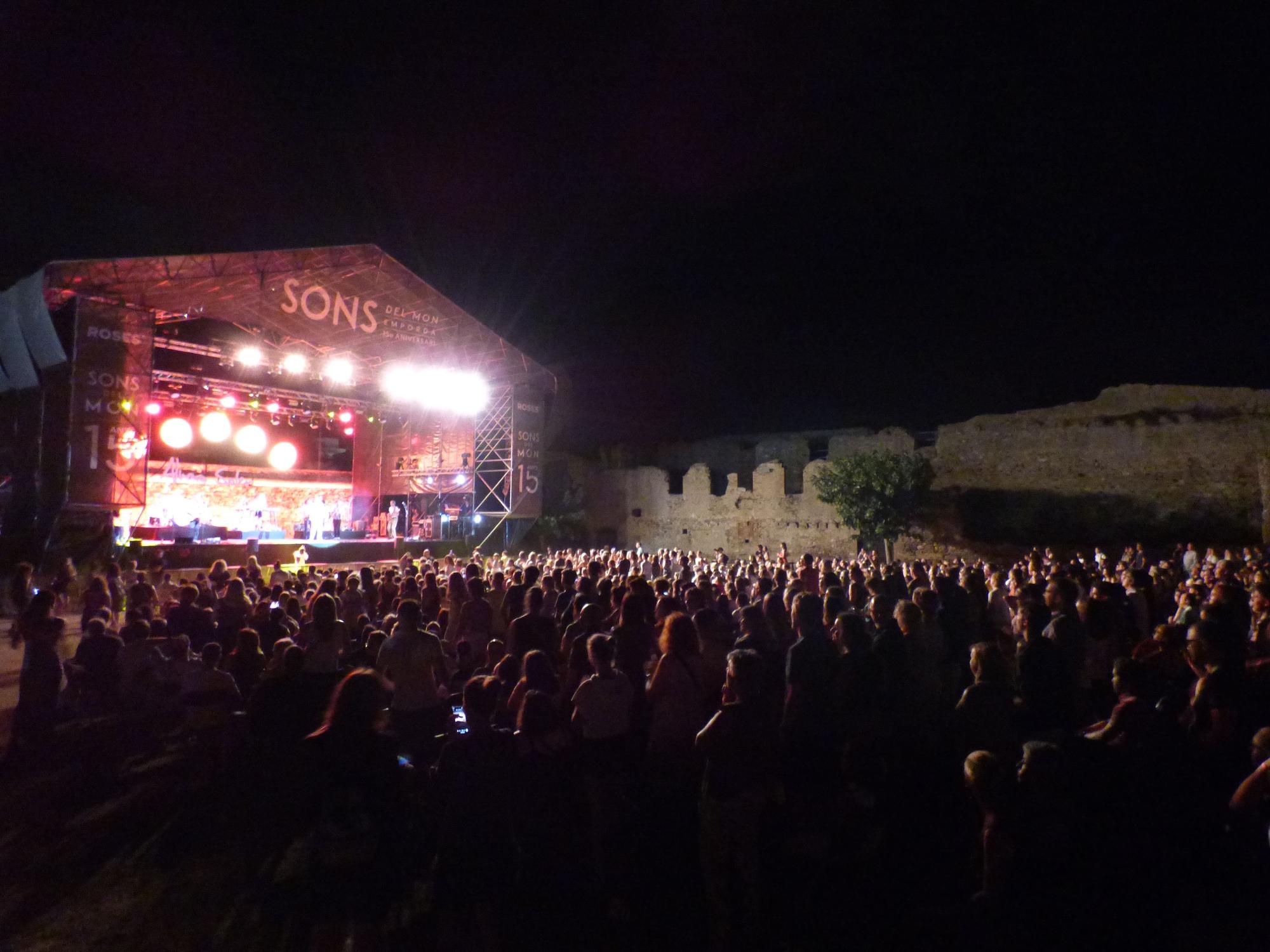 Sara Roy, Greg Taro i Alvaro Soler animen un públic enèrgic a la Ciutadella de Roses