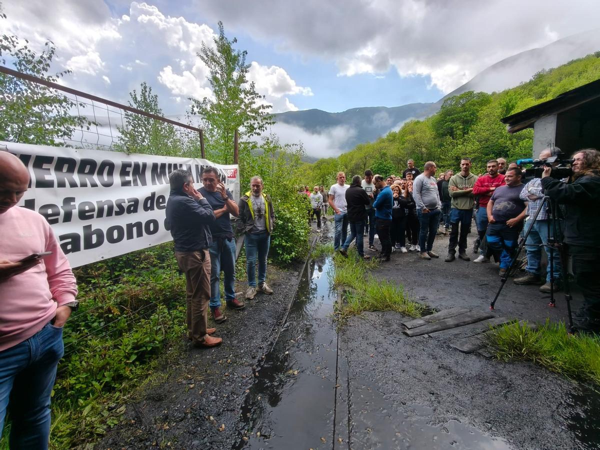 Personas reunidas ante la bocamina de Mina Miura este lunes para dar a apoyo a los trabajadores.