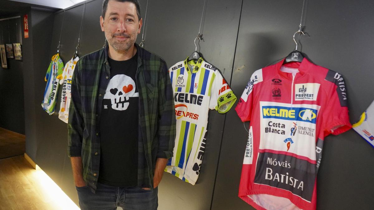 Ivan Sànchez al museu ciclista amb mallots del Kelme, equip històric vinculat amb Berga