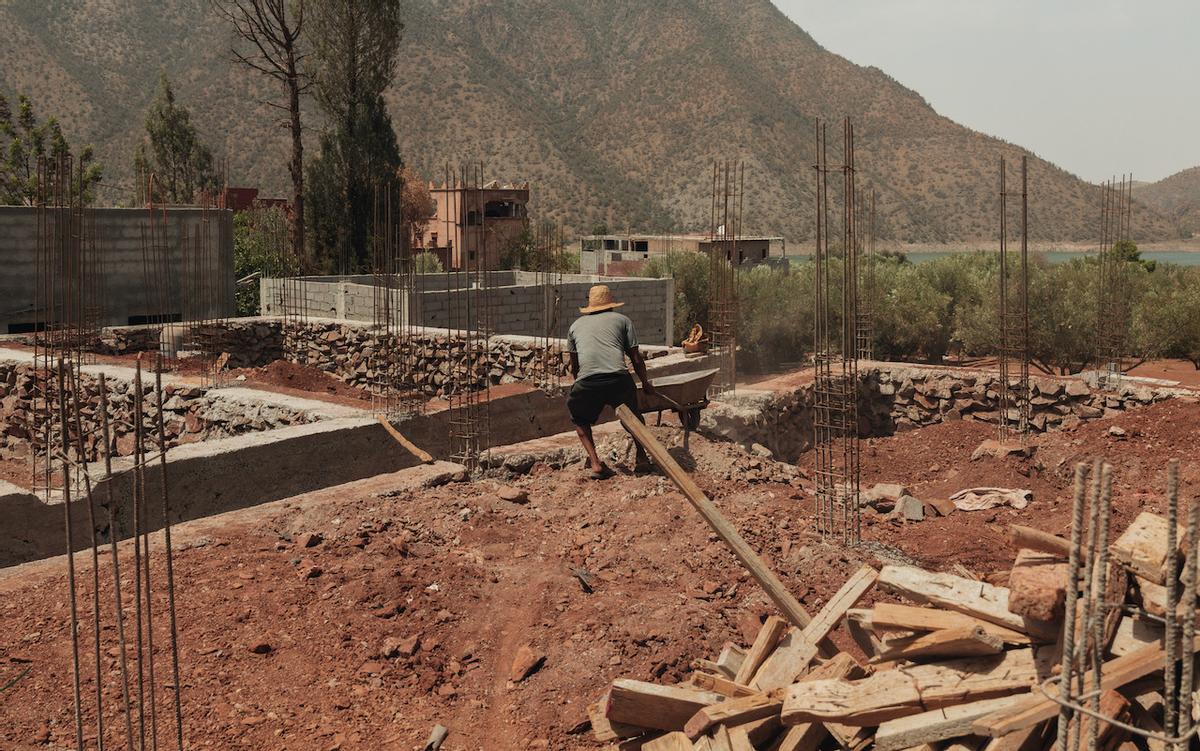 Abdelkebir rellena con gravilla la base de la que será su nueva casa en el pueblo de Ouirgane.