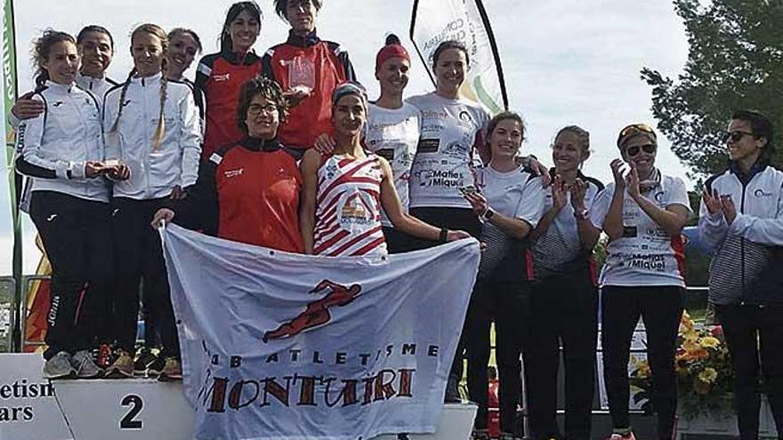 Los tres primeros equipos femeninos posan en el podio tras el Campeonato de Balears.