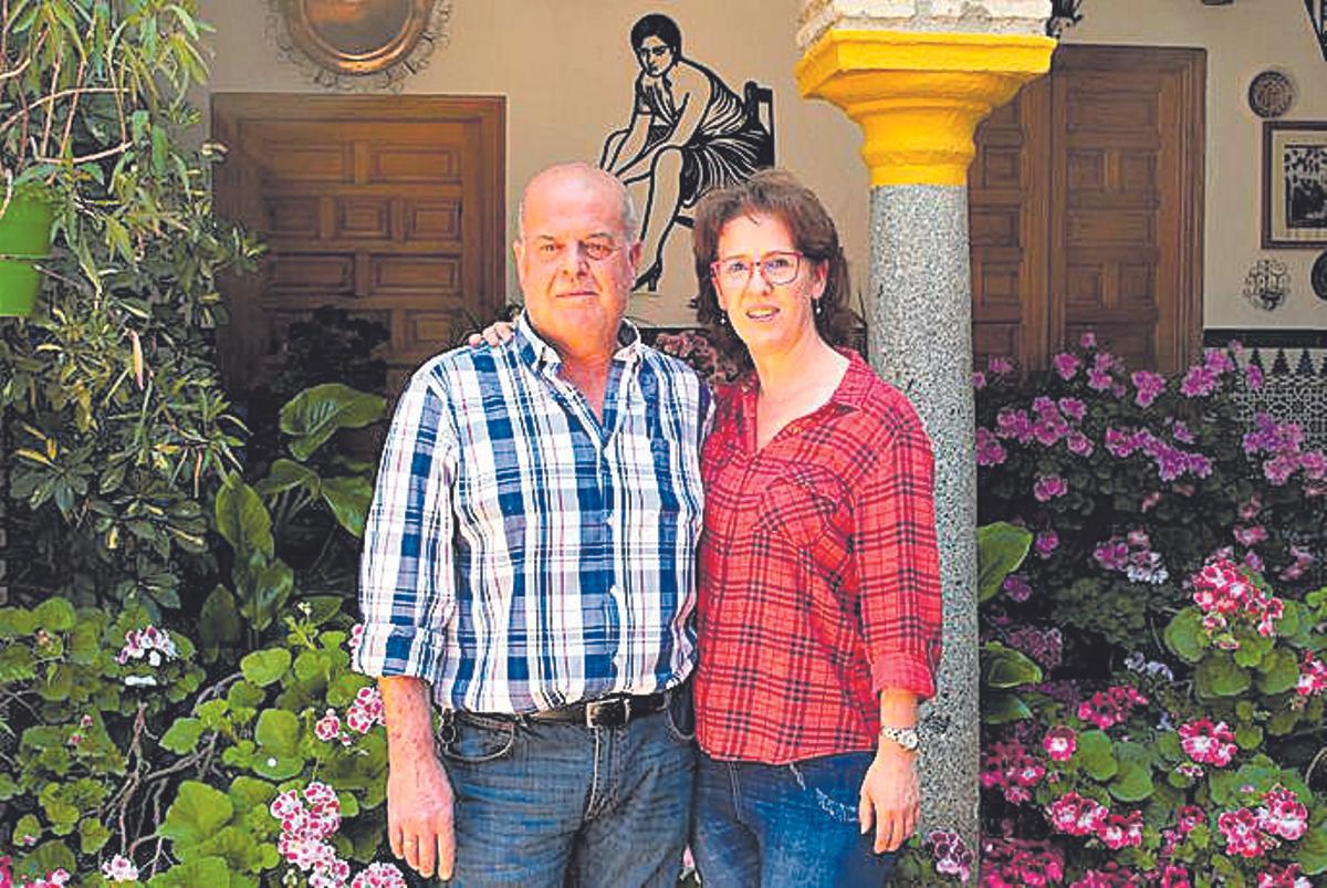 Milagros Aznar y su marido, entre sus flores.