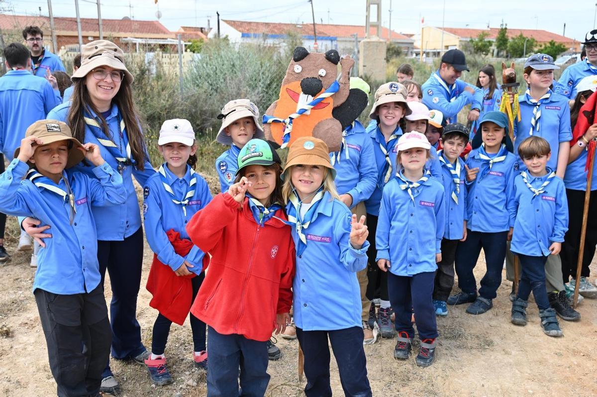 Una marea azul del uniforme scouts inunda El Campello transmitiendo valores y respeto al medio ambiente