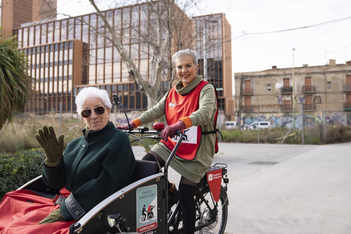 El objetivo del programa es mejorar el bienestar de las personas mayores y con movilidad reducida mediante paseos intergeneracionales en triciclos adaptados.