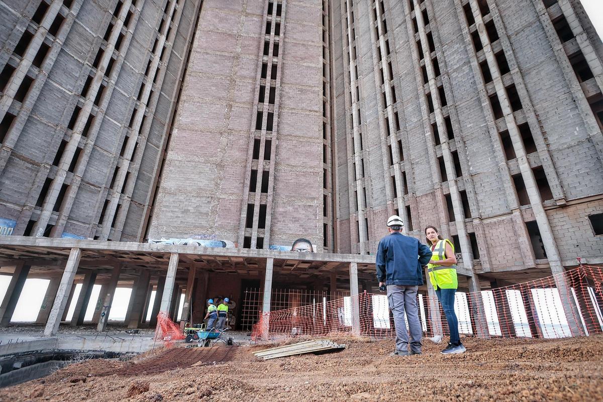 Trabajos de demolición de las escaleras de los pisos bajos del mamotreto de Añaza