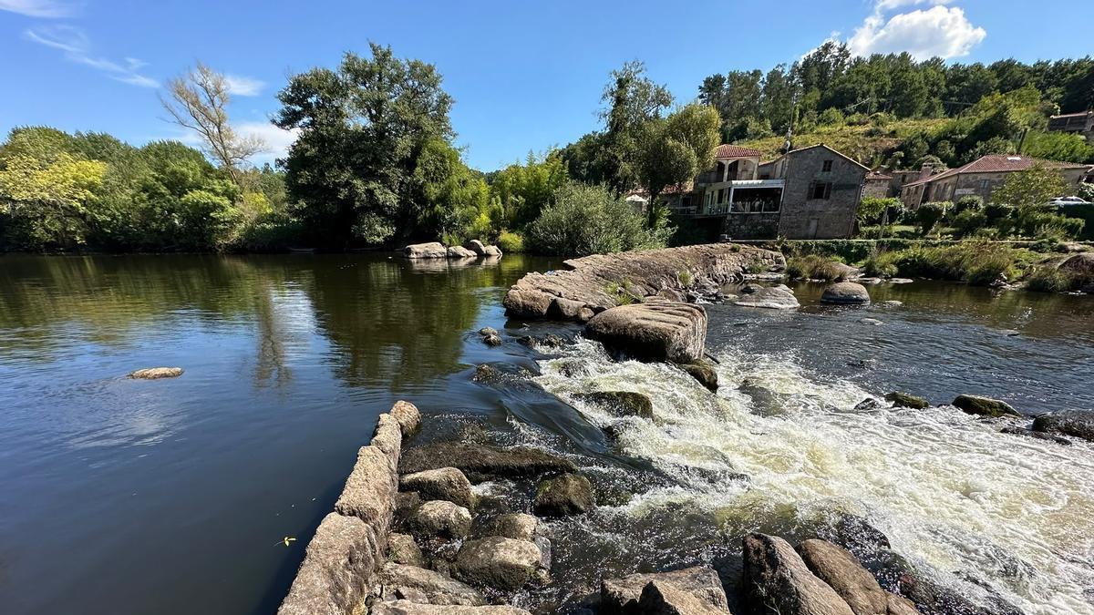 Boquete en la presa de A Ponte Maceira que, según los técnicos municipales de Ames, repercute en la captación de agua en el Tambre.