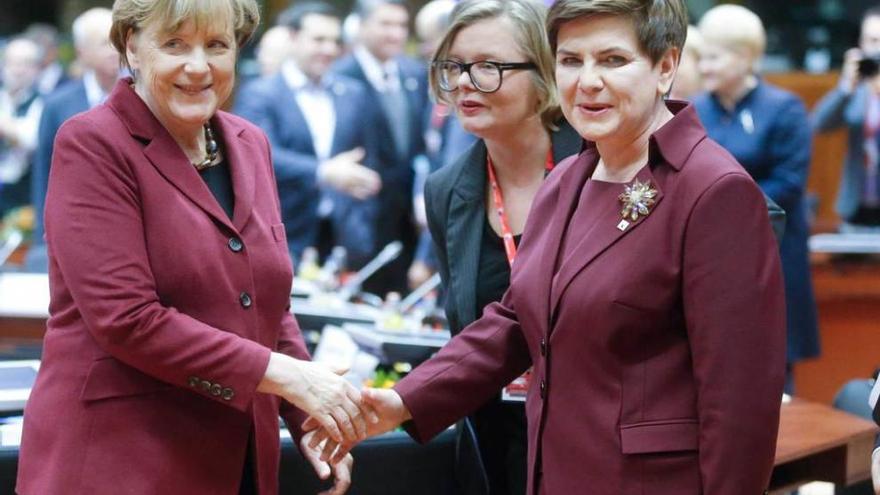 Merkel saluda a la primera ministra polaca, Beata Szydlo, en la cumbre de la UE con Turquía.
