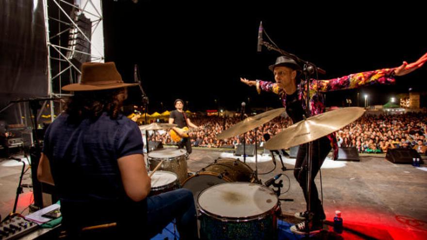 Alejo Stivel, en la imagen superior durante un directo, y Ariel Rot son los líderes de una banda que esta noche actúa en el Puerto de la Cruz.