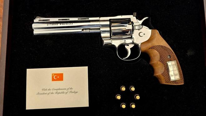 Erdogan regaló a los líderes de la OTAN un revólver 'vintage' con sus nombres grabados en el cañón de la pistola y 6 balas