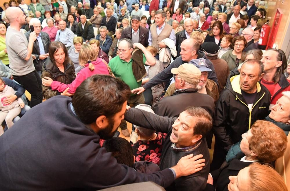 Asamblea de vecinos en el centro cívico de Eirís con Silvia Cameán y Xiao Varela