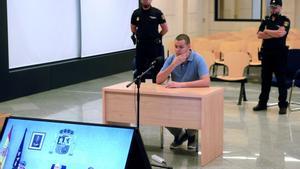 GRAF3467. MADRID, 24/06/2019.- El acusado, Karim el Idrissi Soussi, durante el juicio este lunes ante la sección segunda de lo Penal de la Audiencia Nacional es juzgado por integración en organización terrorista y por cuatro delitos de amenazas terroristas, entre ellas al director sobre radicalización violenta y terrorismo global del Instituto Elcano, el catedrático Fernando Reinares. EFE/Fernando Alvarado ***POOL***