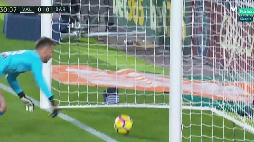 Gol fantasma en Mestalla que el árbitro no concede