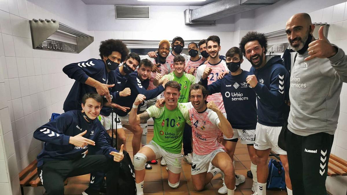 Celebración de los jugadores y técnicos del Urbia U Energia Palma en su vestuario del Centro Insular de Deportes tras clasificarse para la final de la Copa del Rey.
