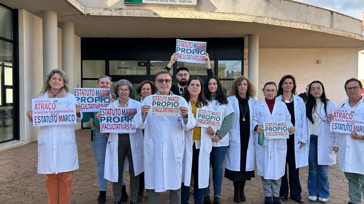 Médicos del centro de salud de Teatinos en apoyo a la concentración del pasado lunes frente a la Subdelegación