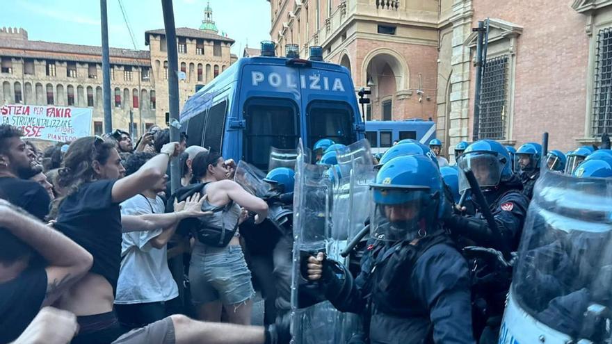 Disturbios en Bolonia tras la muerte de un inmigrante marroquí mientras era inmovilizado por la policía