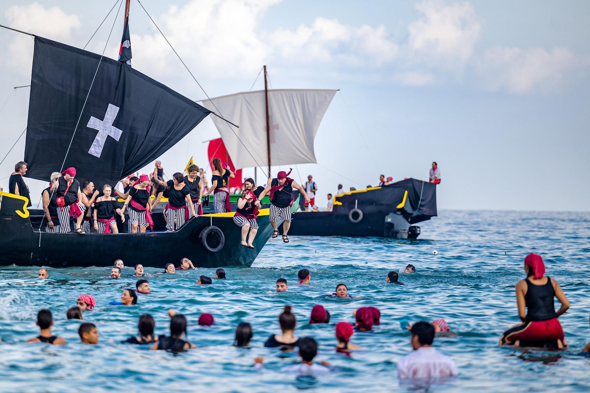 Fiestas de La Vila. Así ha sido el Alijo y la Embajada Contrabandista en la Playa.