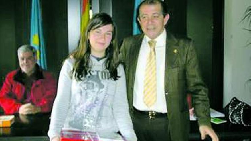 Marina García Borje, junto al alcalde moscón, ayer, en Grado.