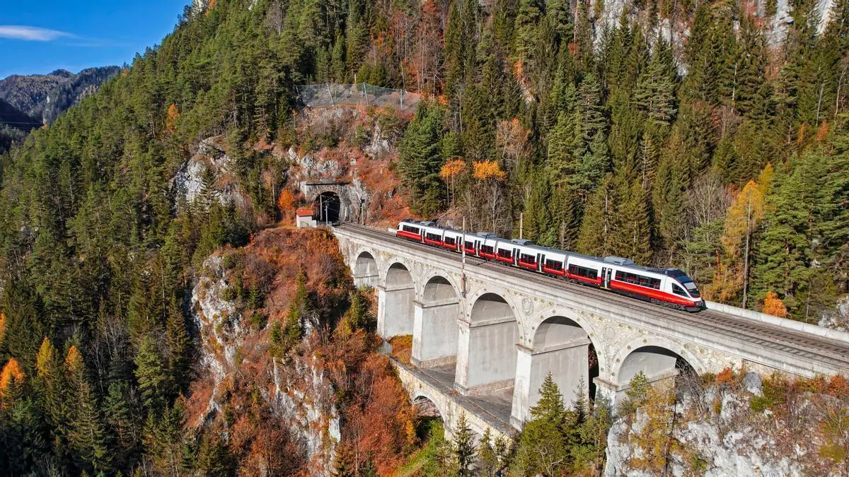 El recorrido en tren que se convirtió en referencia de la ingeniería del siglo XIX y hoy puedes hacer por 20 euros