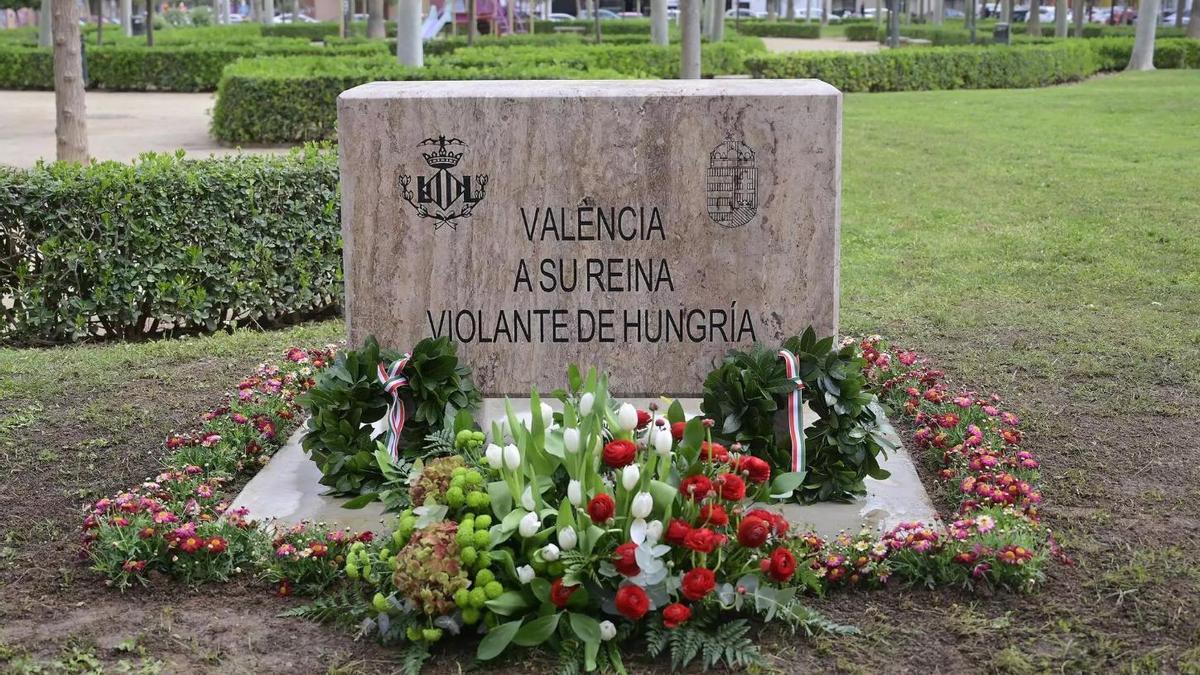 Monolito a la reina 'Na Violante de Hungría'