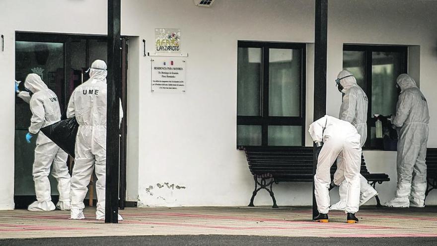 Coronavirus en Canarias | Un equipo de descontaminación de la UME actúa en Lanzarote