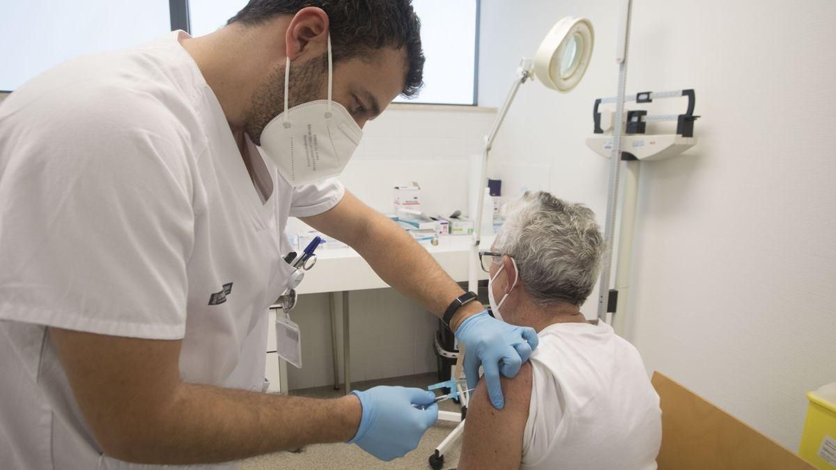 Vacunación covid en el Hospital La Fe.