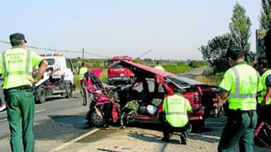 Una colisión en la carretera de Casillas deja dos heridos de Coria