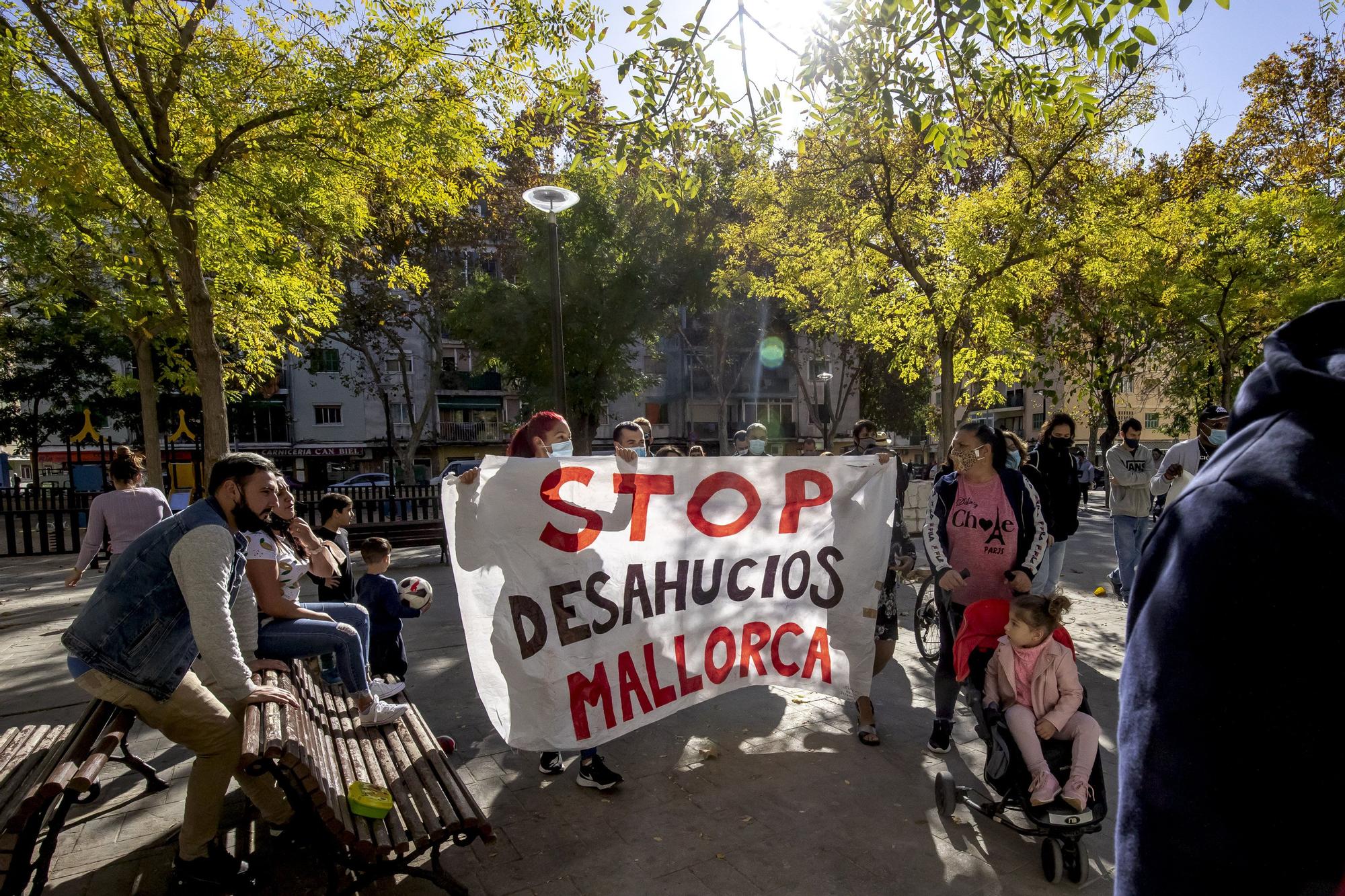 Stop Desnonaments se moviliza en Son Gotleu para pedir "el fin de la violencia económica" de los desahucios