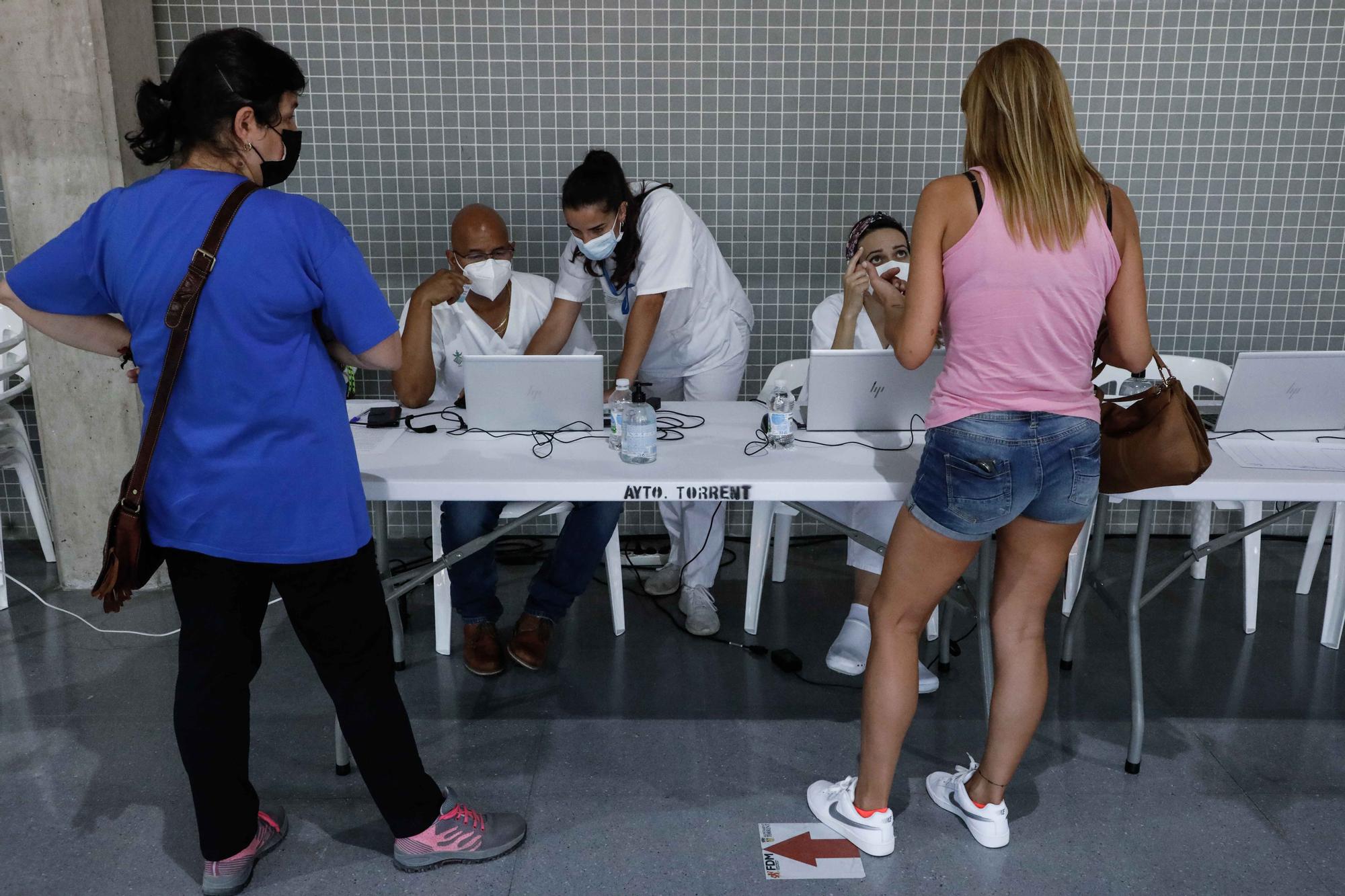 Vacunación de treintañeros en el pabellón municipal de El Vedat, en Torrent