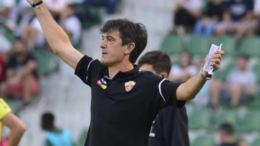 El técnico franjiverde Pacheta gesticula durante el partido.