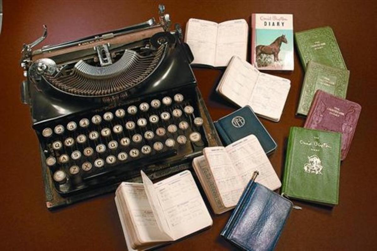 La màquina d’escriure i els dietaris de l’autora que s’exhibeixen a Seven Stories.