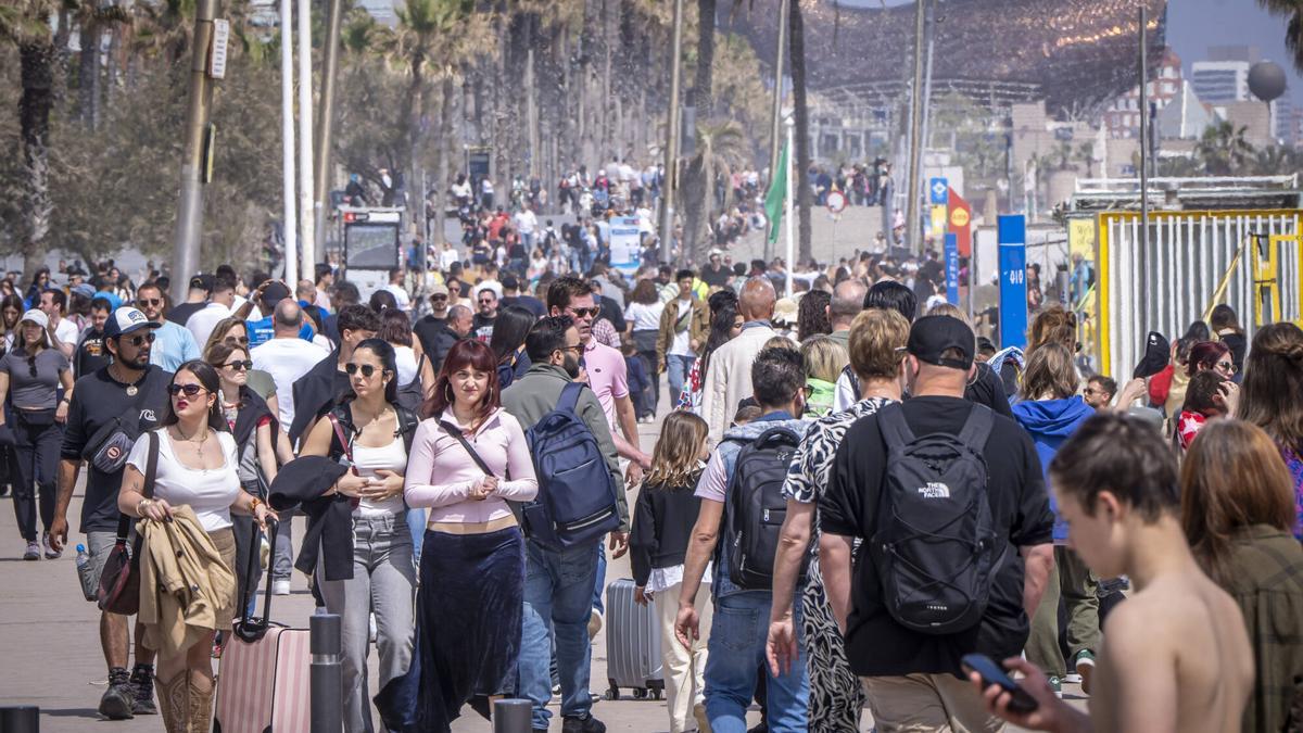 Turistas en el paseo Marítim de Barcelona la pasada Semana Santa.