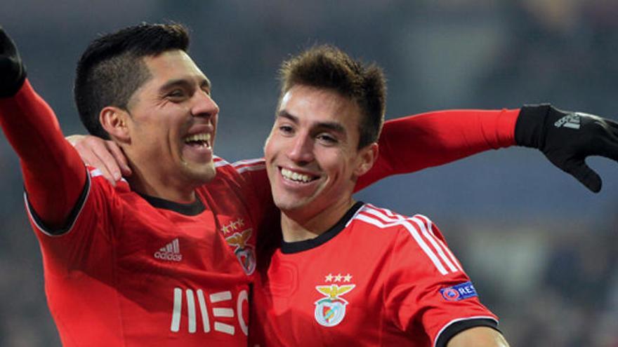 Nico Gaitán celebra un gol con su excompañero Enzo Pérez, ahora en el Valencia