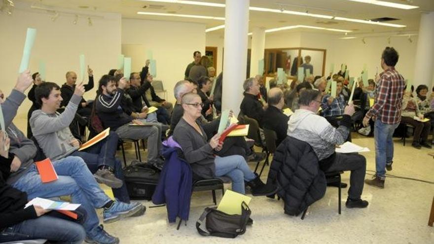 Una de les votacions que van tenir lloc durant l&#039;assemblea municipal oberta del gener passat