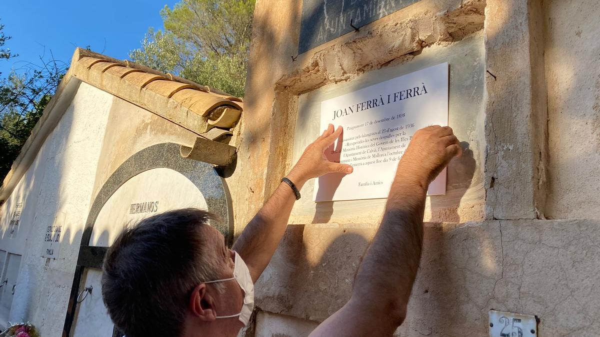 Familiares de Joan Ferrà colocan una placa en su memoria