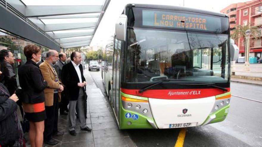 Parada de la nueva línea L de autobús que conectará el barrio de El Toscar con el nuevo hospital aunque con una frecuencia que oscilará entre los 45 y los 60 minutos