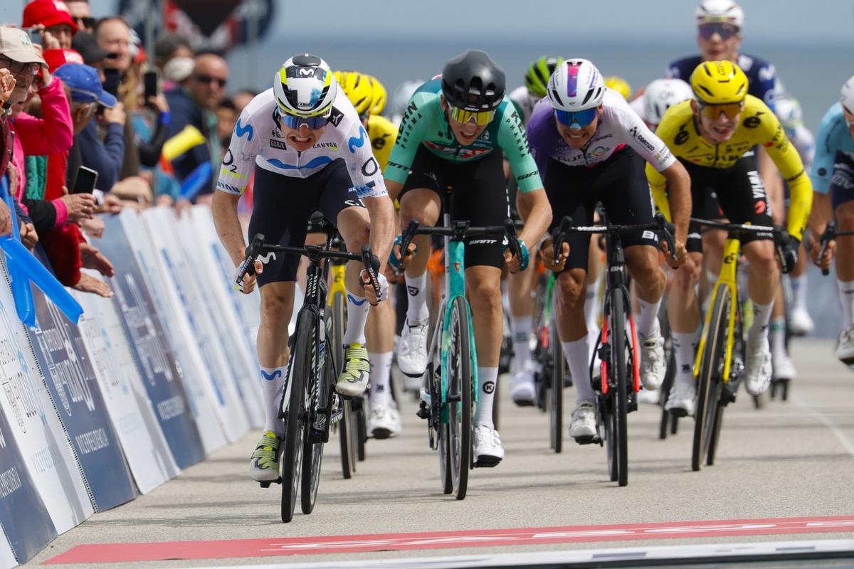 Carlos Naval se impone en el esprint de la segunda etapa del O Gran Camiño.