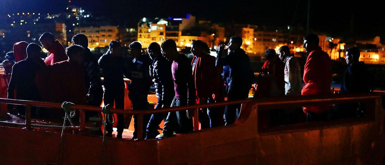 Migrantes desembarcados en el muelle de Arguineguín la noche del jueves. | |