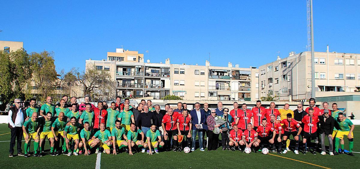Foto de familia de los veteranos del Atlético Rafal y del Mallorca.