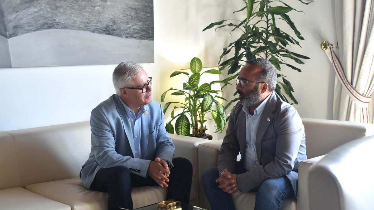 Morales, en la reunión con el rector de la universidad, Pedro González.