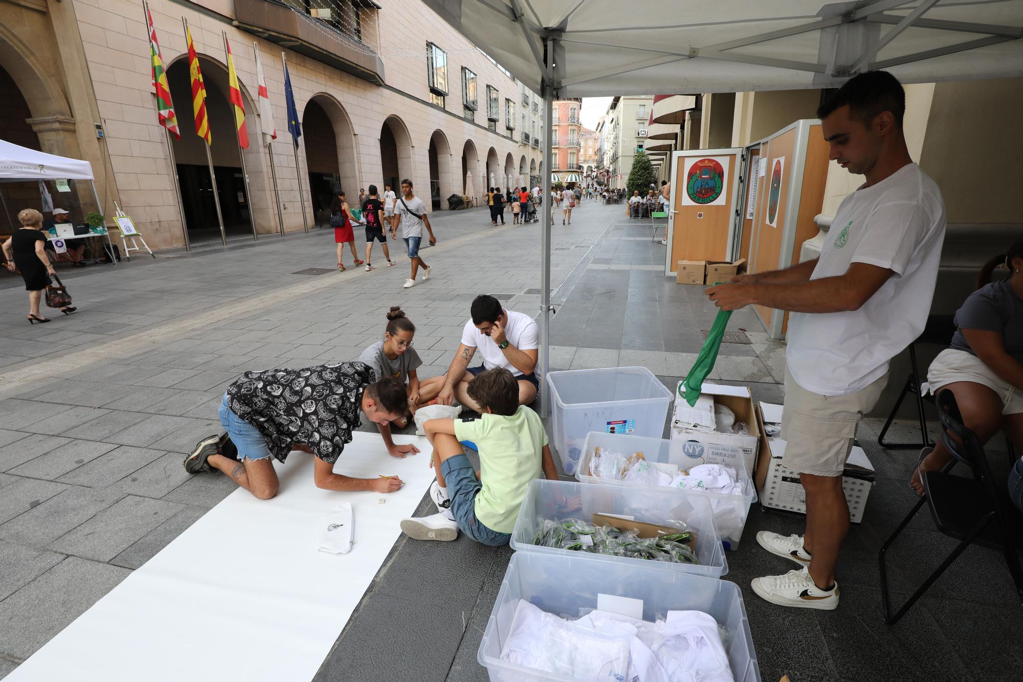 Preparativos para las fiestas de San Lorenzo, este sábado, en el centro de Huesca.