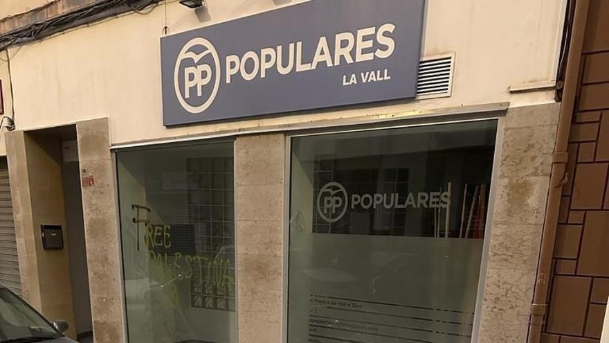 El PP denuncia pintadas &quot;vandálicas&quot; y la quema de un contenedor ante su sede de La Vall d'Uixó